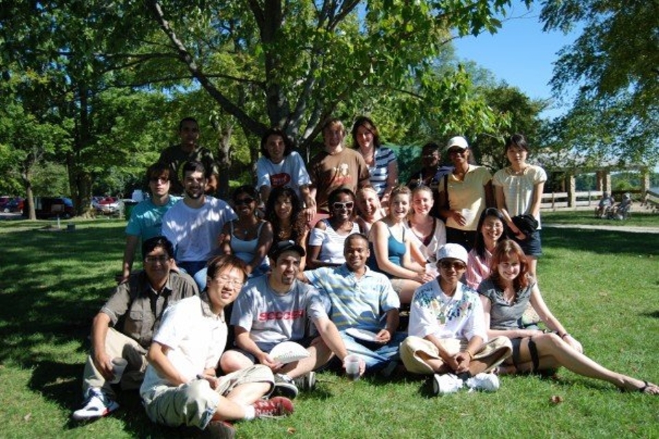 I-House students have a picnic.